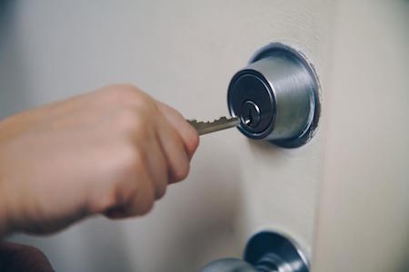 key-hand-door-lock
